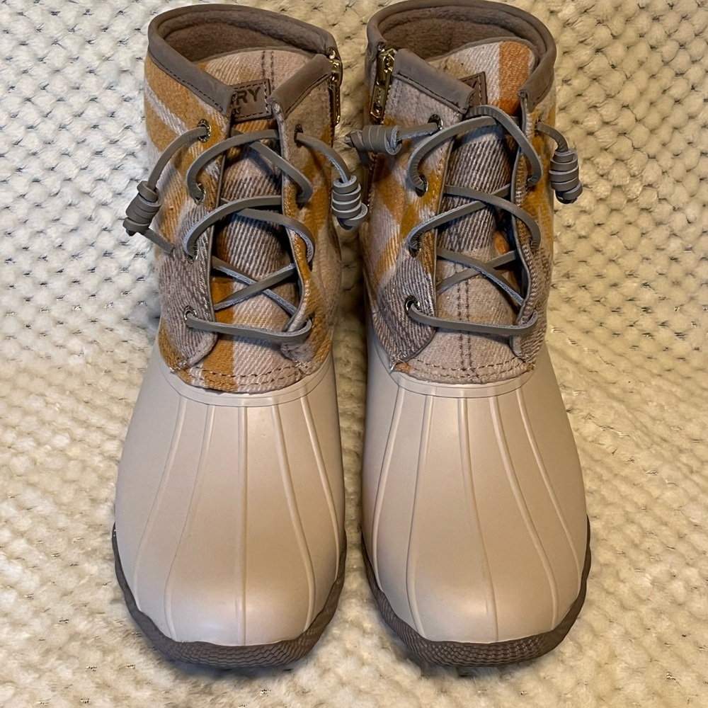 Sperry Saltwater Plaid Ivory Duck Boots, 9 NEW WITH BOX!